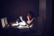 女生熬夜娱乐吃瓜酱视频,女生娱乐生活新趋势